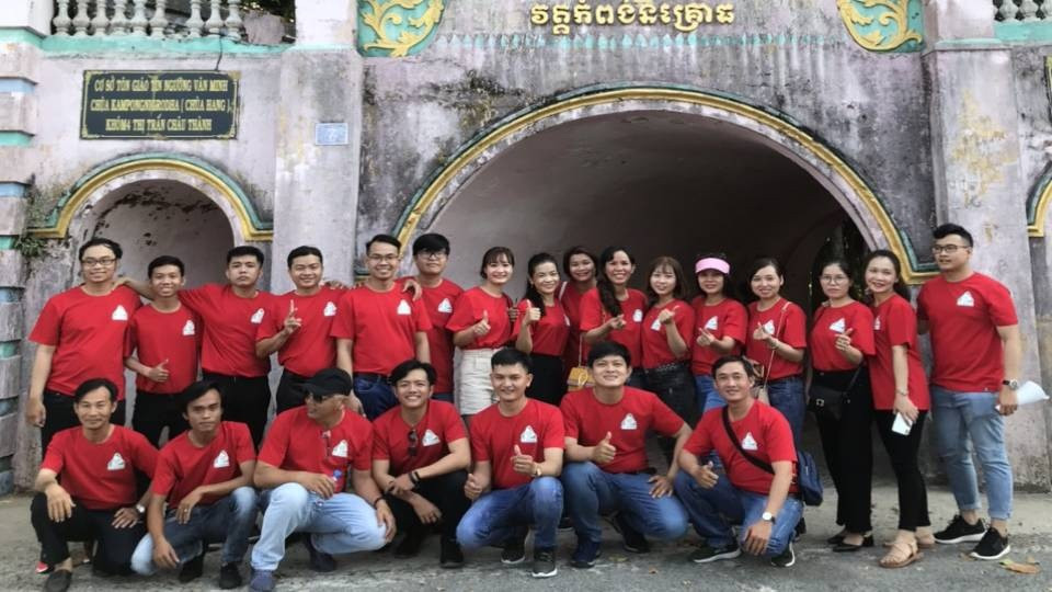 https://aothunzinzin.vn/wp-content/uploads/2020/04/ao-thun-team-building-1.jpg