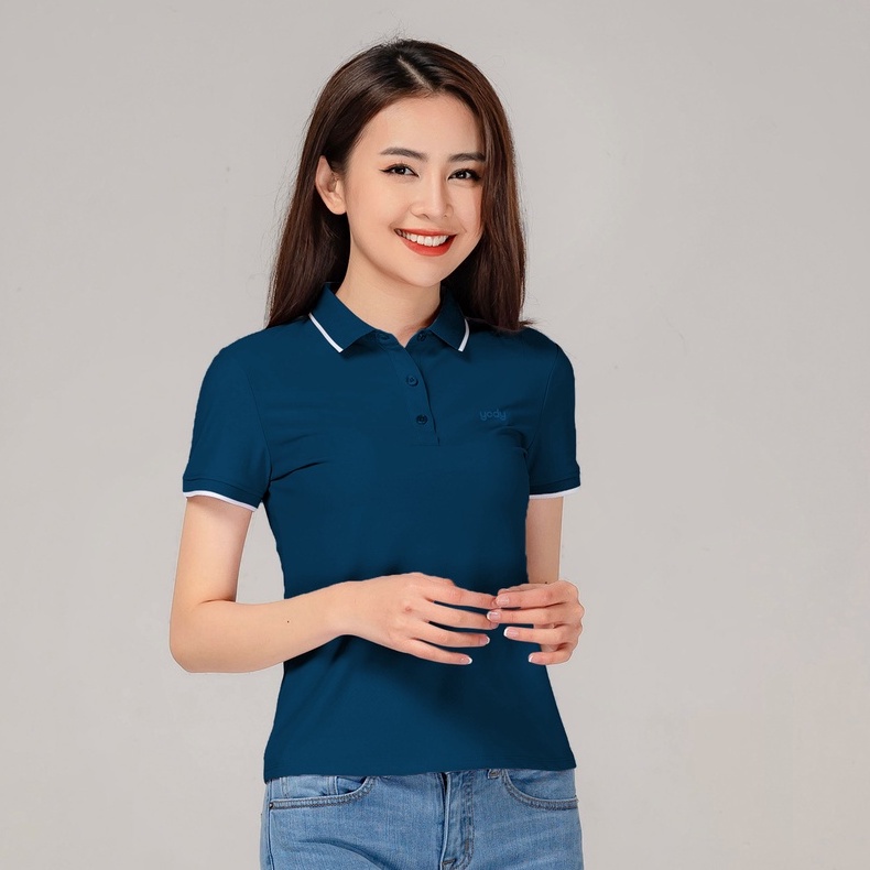 Đặt áo đồng phục với quần jean